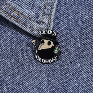 Détail du pin's émaillé médecin de la peste sur veste en jean avec texte Trust Me