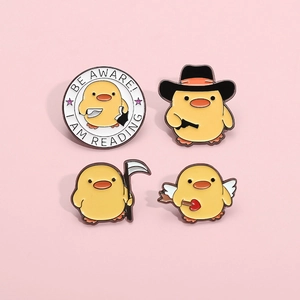 Lot de quatre pin's émaillés canard jaune avec motifs originaux et accessoires amusants