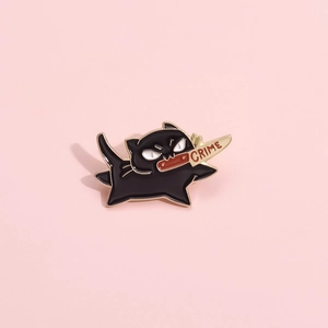 Broche chat noir émaillé avec couteau et texte CRIME, badge doré de style dessin animé