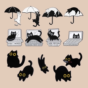 Lot de 13 épingles en émail chat noir avec poses amusantes et thèmes d'humour technique