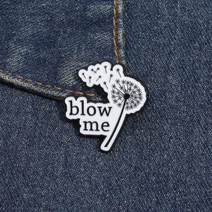 Detailansicht der schwarz-weißen Emaille-Anstecknadel mit Pusteblume auf Denim