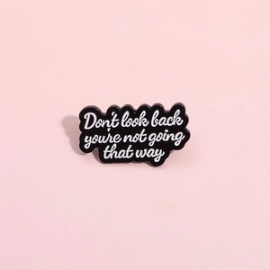 Broche en émail noir avec citation inspirante blanche 'Don't look back' gravée