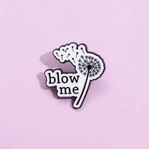 Süße Emaille-Brosche in Löwenzahnform mit 'blow me' Text auf lila Hintergrund