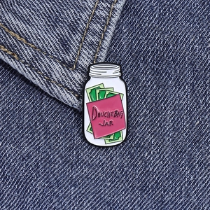 Détail du pin's émaillé Douchebag Jar avec de l'argent épinglé sur du denim bleu