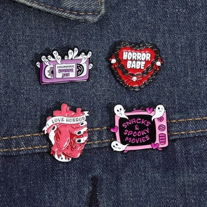 Détail de pins en émail thème horreur avec cassette VHS, cœur et téléviseur rétro