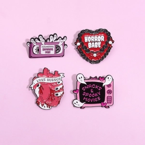 Lot de 4 épingles en émail sur le thème de l'horreur avec motifs cœur et télé fantôme