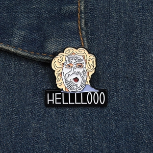 Détail du pin's émaillé Mrs. Doubtfire avec texte 'HELLLLOOO' sur tissu en jean