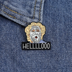 Gros plan d'une épinglette en émail Mrs Doubtfire sur denim avec texte HELLLLOOO