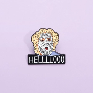 Pin's en émail Mrs. Doubtfire avec texte 'HELLLLOOO' et visage en crème sur fond lilas