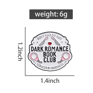 Detailansicht der Dark Romance Book Club Emaille-Anstecknadel mit Handschellen-Motiv