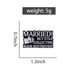 Vue détaillée du pin's émaillé avec citation Married But Still Collecting Book Boyfriends