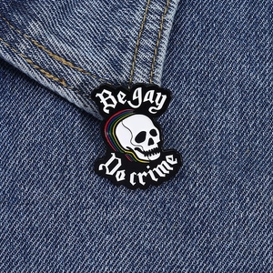 Gros plan d'un badge tête de mort gothique en émail sur du tissu denim