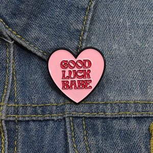 Pin's cœur rose émaillé avec texte Good Luck Babe sur fond de veste en jean