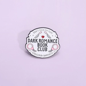 Dark Romance Book Club Emaille Pin Gothic Rosa Handschellen Dolch Herz Brosche Legierung Abzeichen Für Kleidung Taschen