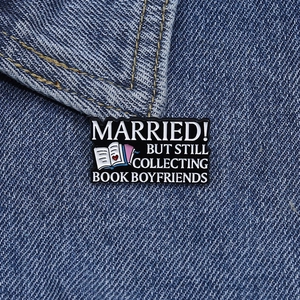 Gros plan d'une broche livre en émail noir avec texte blanc sur un col en jean
