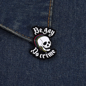 Détail du pin's émaillé Be Gay Do Crime avec crâne arc-en-ciel sur tissu en jean