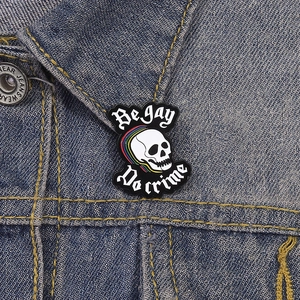 Broche tête de mort en émail avec rayures arc-en-ciel sur une veste en jean bleue