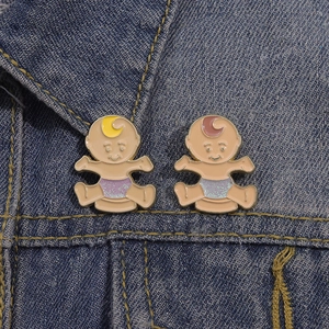 Set di spille smaltate bebè cartone animato su giacca di jeans con dettagli glitter