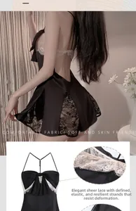 Vue détaillée d'une nuisette en satin noir avec dentelle cils et nœud décoratif
