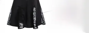 Détail d'une robe en satin noir avec dentelle délicate et texture fluide élégante
