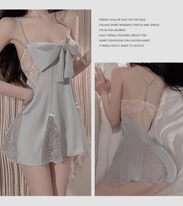 Vue détaillée de la chemise de nuit en soie bleu clair avec dentelle et nœud frontal