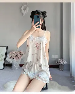 Dettaglio del set pigiama in raso a fiori con pizzo raffinato e scollo a V