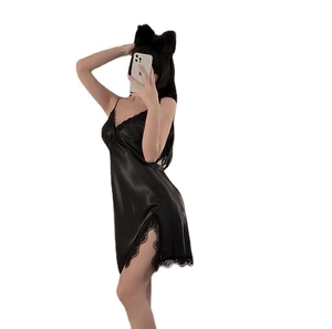 Nuisette sexy en satin noir avec décolleté en V et dentelle délicate sur la fente