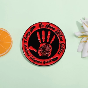 Broche Ronde en Émail Empreinte de Main Rouge Femmes Autochtones MMIW Badges en Alliage pour Vêtements Sacs Bijoux Accessoires