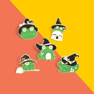 Détail de cinq épinglettes en émail de grenouilles d'Halloween avec chapeaux de sorcière