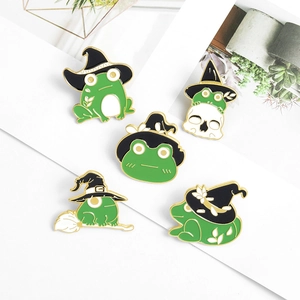 Détail de cinq broches en émail de grenouilles avec chapeaux de sorcier et crâne