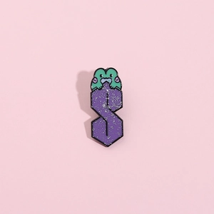 Pin's émaillé grenouille de dessin animé avec logo S violet pailleté sur rose