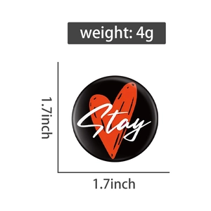 Dettaglio della spilla tonda Stay con cuore rosso, misura 1,7 pollici e peso 4g