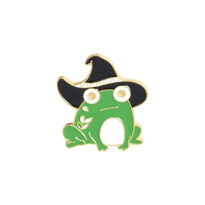 Détail d'un pin's émaillé grenouille verte avec chapeau de sorcier noir et bords dorés