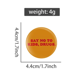 Détail du badge orange de 4,4 cm avec le texte rouge Say No To Kids Drugs en gras