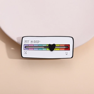 Détail macro du pin's émaillé de l'humeur avec curseur cœur et dégradé arc-en-ciel