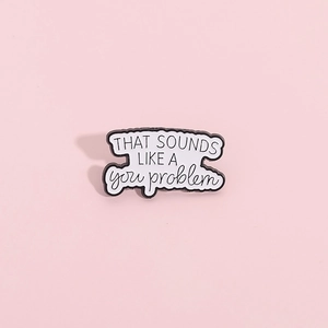 Spilla minimalista in smalto con scritta 'THAT SOUNDS LIKE A you problem' per abiti