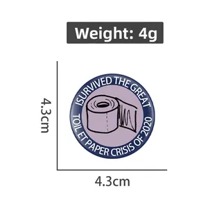 Vue détaillée du badge rond en fer-blanc de 4,3 cm montrant le design de la crise du papier