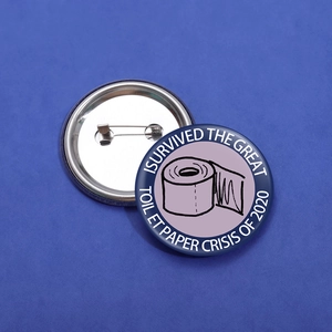 Vue détaillée du badge crise du papier toilette 2020 avec structure avant et arrière en métal