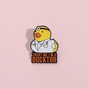 Spilla creativa in smalto con anatra cartone animato medico e scritta Trust Me I'm A Ducktor