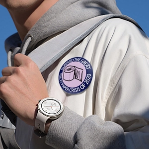 Gros plan extérieur du badge rond en métal violet sur la crise du papier toilette de 2020