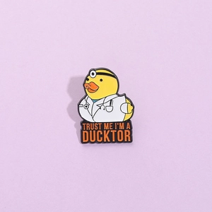 Spilla in Smalto a Forma di Anatra Dottore Creativa Trust Me I Am A Ducktor Gioco di Parole Medico Distintivo Divertente Lega Pin Unisex Gioielli
