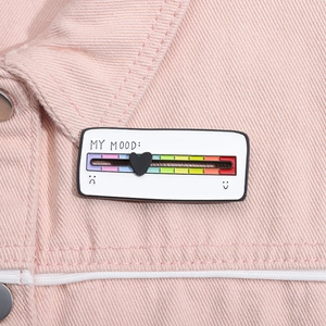 Vue détaillée du pin's interactif My Mood sur tissu denim rose avec échelle arc-en-ciel