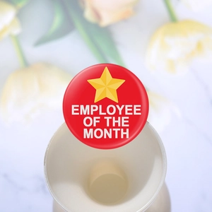 Badge d'employé du mois rouge avec étoile dorée sur un fond floral doux et net