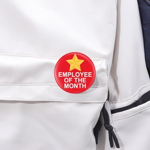 Badge rond en fer-blanc Employee of the Month rouge avec étoile jaune sur tissu blanc