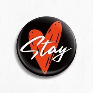 Distintivo tondo in latta nera con cuore rosso e testo Stay bianco scritto a mano