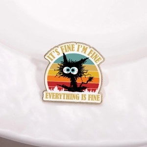 Épingle en émail chat noir humoristique avec texte It's Fine I'm Fine sur blanc