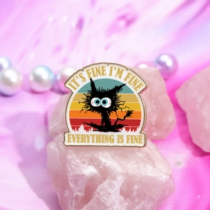 Détail du pin's chat noir créatif avec soleil rétro et texte sur satin rose doux
