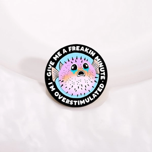 Humorvolle Cartoon Kugelfisch Emaille Pin Überreizt Abzeichen Give Me A Freakin Minute Runde Zinklegierung Brosche