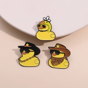 Lot de trois pin's canard jaune en émail avec chapeaux de cowboy et lunettes de soleil