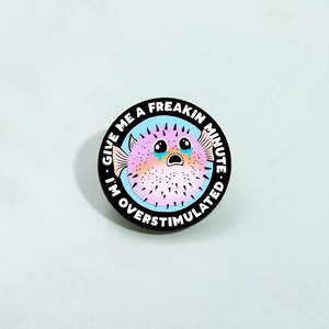 Cartoon Kugelfisch Emaille-Pin mit Give Me A Freakin Minute Text auf blauem Hintergrund